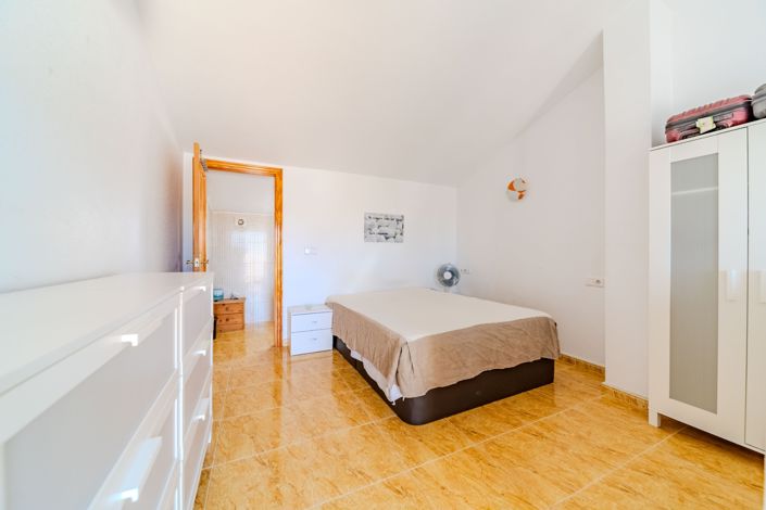 Image No.18-3 Bed Townhouse for sale