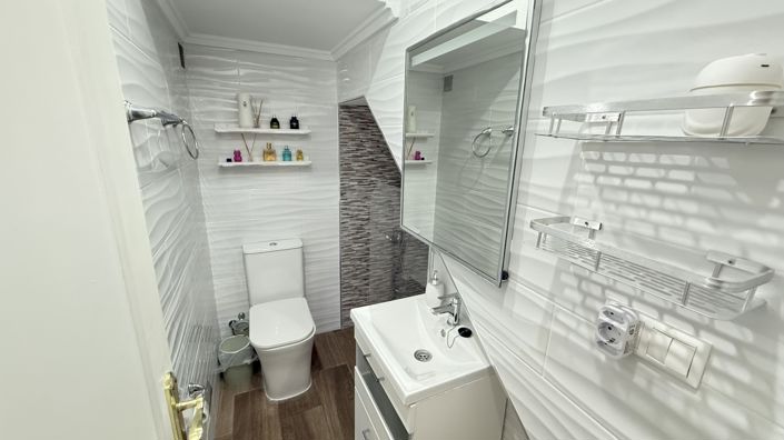 Image No.10-2 Bed Property for sale