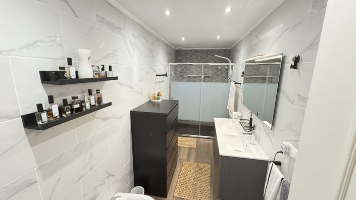 Image No.17-2 Bed Property for sale