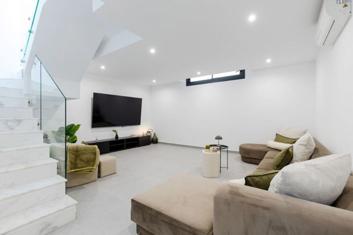 Image No.11-3 Bed Property for sale