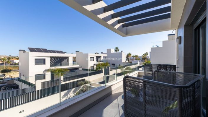 Image No.15-3 Bed Property for sale