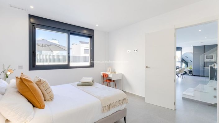 Image No.8-3 Bed Property for sale