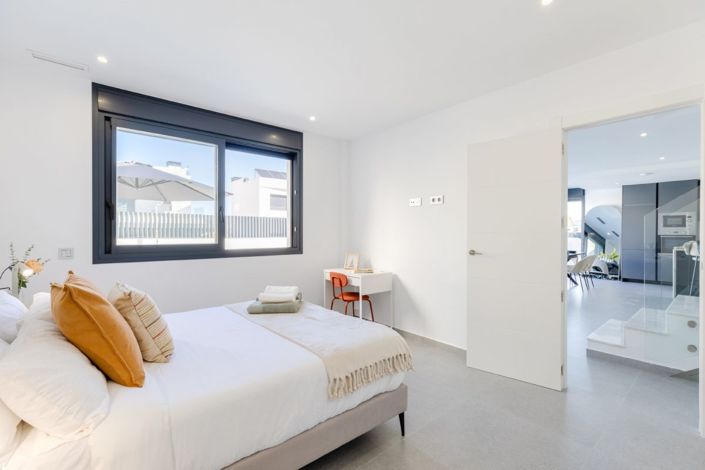 Image No.8-3 Bed Property for sale