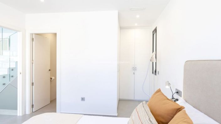 Image No.9-3 Bed Property for sale