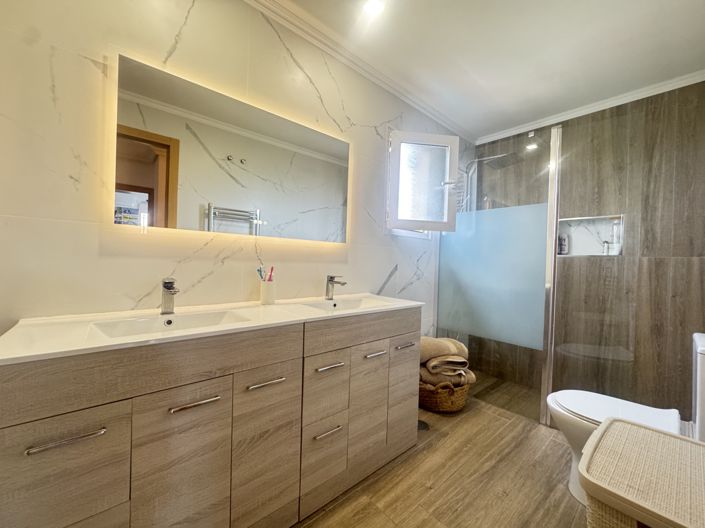 Image No.12-4 Bed Townhouse for sale