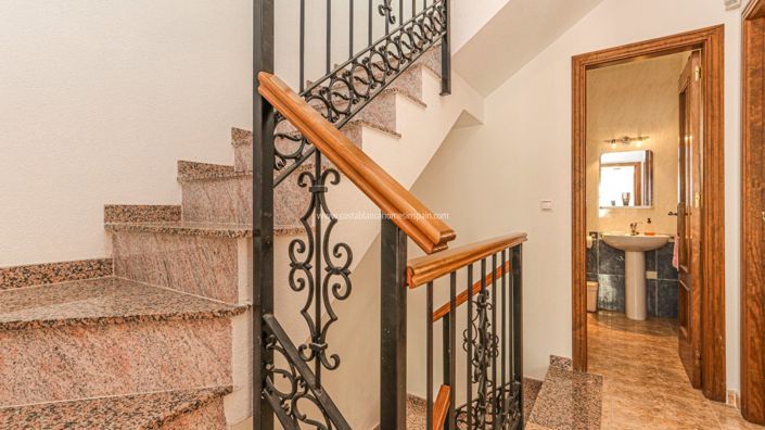 Image No.28-3 Bed Townhouse for sale