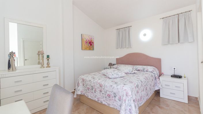 Image No.24-3 Bed Property for sale