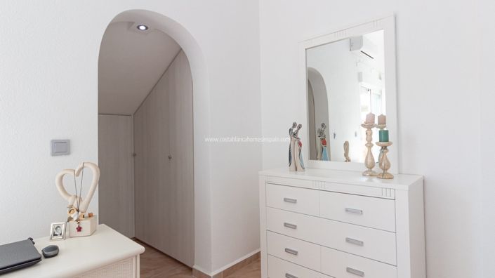 Image No.25-3 Bed Property for sale