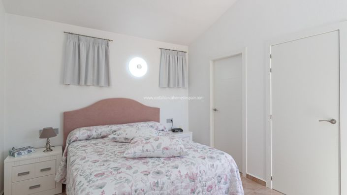 Image No.26-3 Bed Property for sale