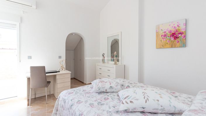 Image No.23-3 Bed Property for sale