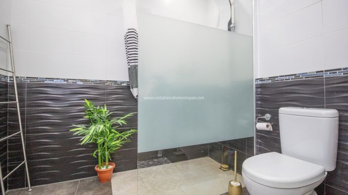 Image No.17-2 Bed Property for sale