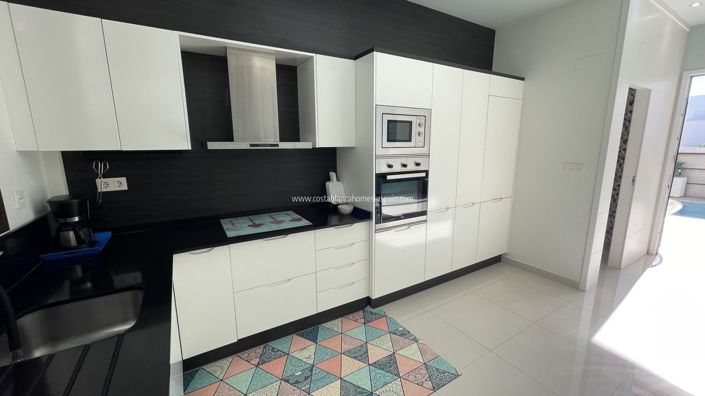 Image No.10-2 Bed Property for sale