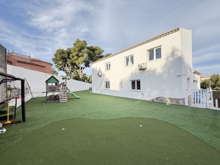 Image No.2-6 Bed Villa for sale