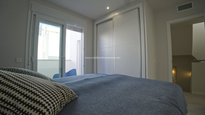 Image No.28-4 Bed Townhouse for sale