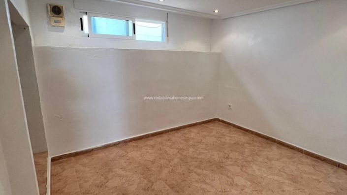 Image No.23-4 Bed Townhouse for sale