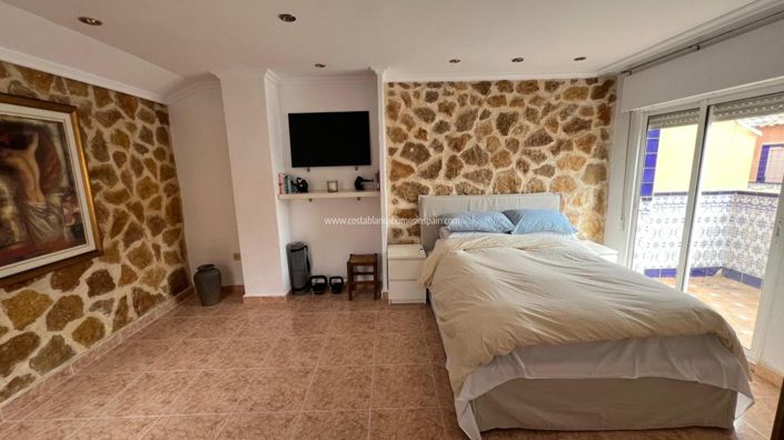 Image No.25-4 Bed Townhouse for sale