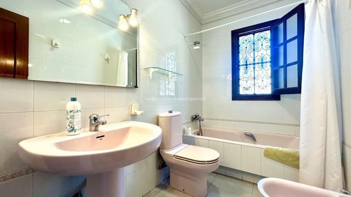 Image No.12-4 Bed Villa for sale