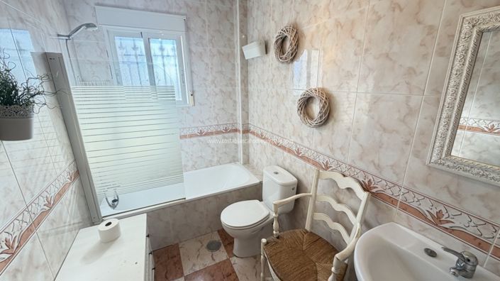 Image No.10-2 Bed Property for sale