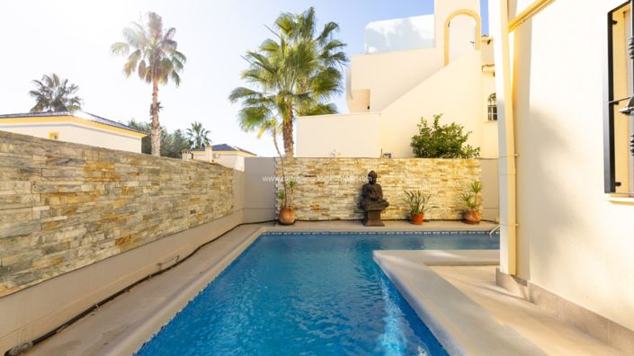 Image No.2-4 Bed Villa for sale