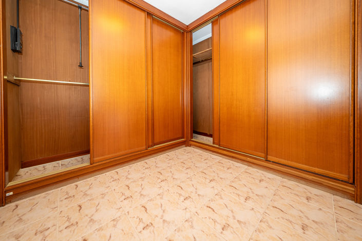 Image No.15-4 Bed Property for sale