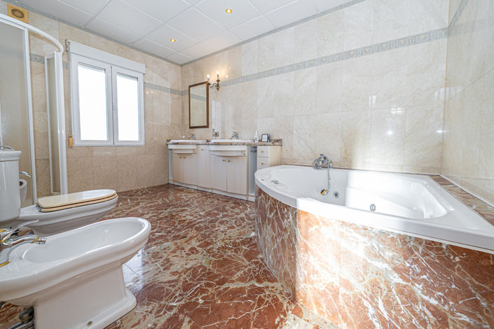 Image No.17-4 Bed Property for sale