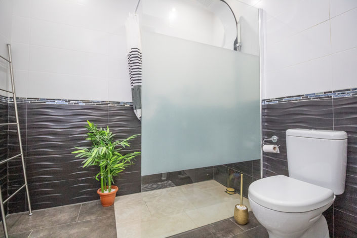 Image No.17-2 Bed Property for sale