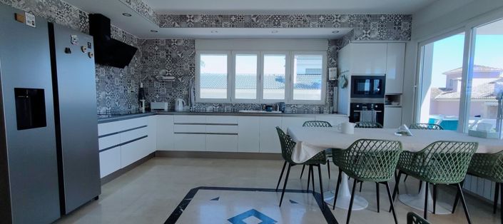 Image No.4-9 Bed Property for sale