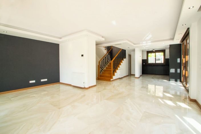 Image No.11-4 Bed Property for sale