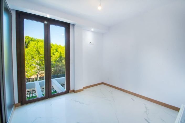 Image No.19-4 Bed Property for sale