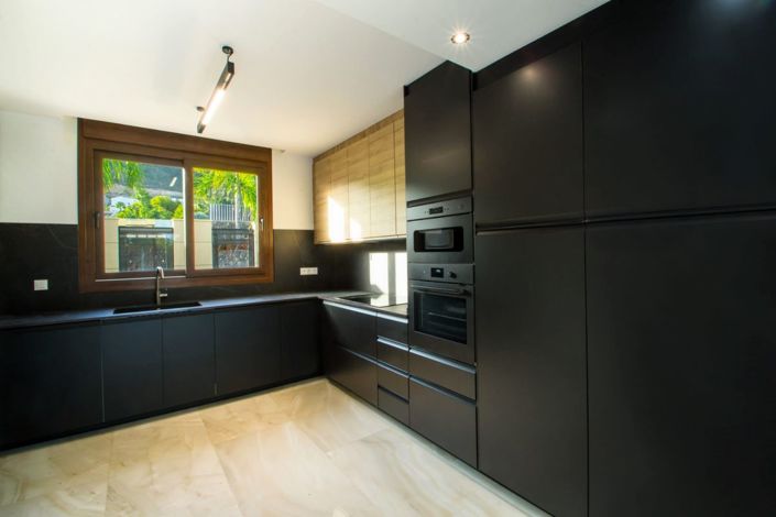 Image No.8-4 Bed Property for sale