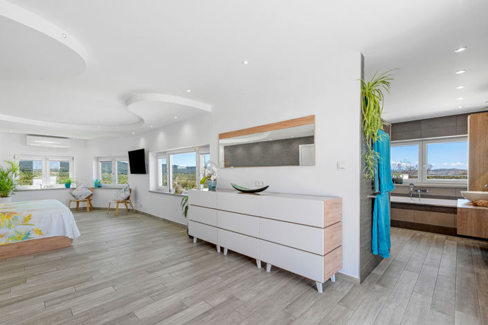 Image No.32-5 Bed Property for sale