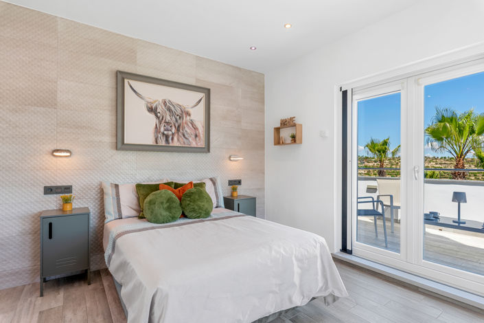 Image No.50-5 Bed Property for sale