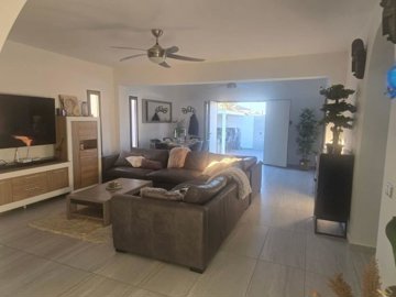 whatsapp-image-2025-12-16-at-110241-4