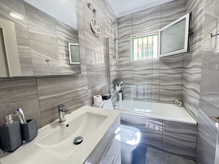 Image No.9-4 Bed Property for sale