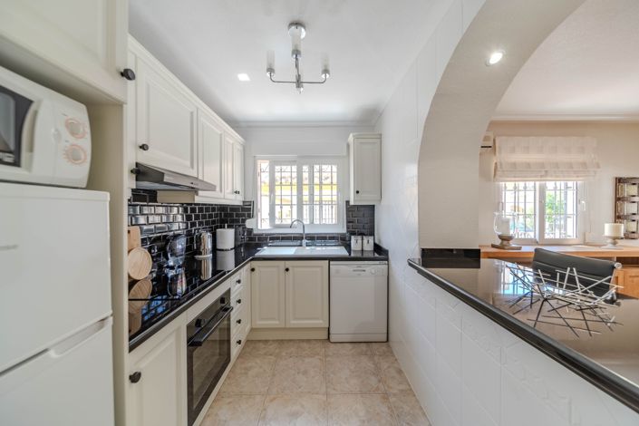 Image No.12-3 Bed Property for sale