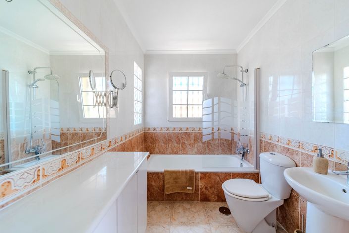 Image No.28-3 Bed Property for sale