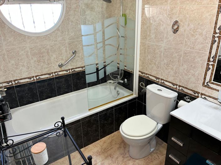 Image No.45-3 Bed Property for sale