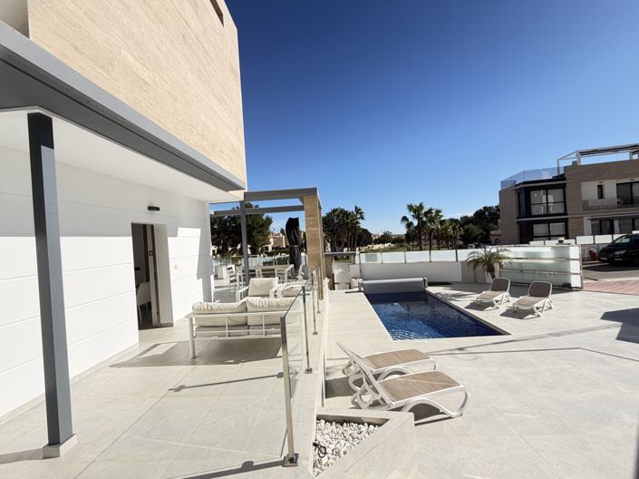 Image No.3-4 Bed Villa for sale