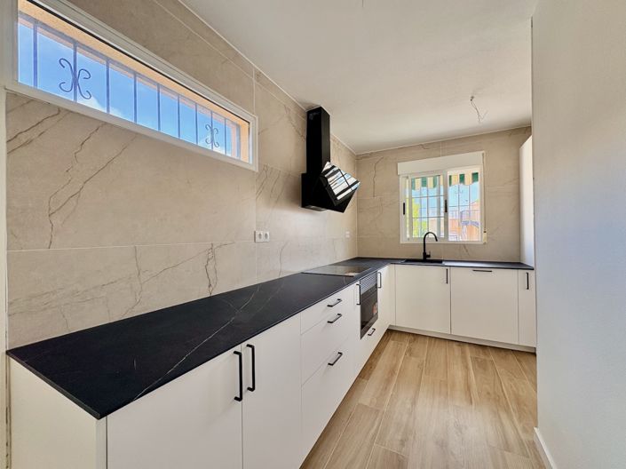 Image No.4-4 Bed Property for sale