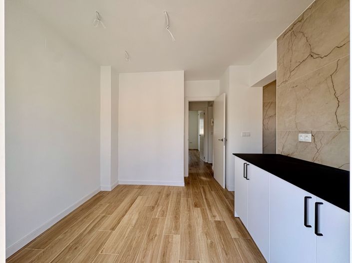 Image No.5-4 Bed Property for sale