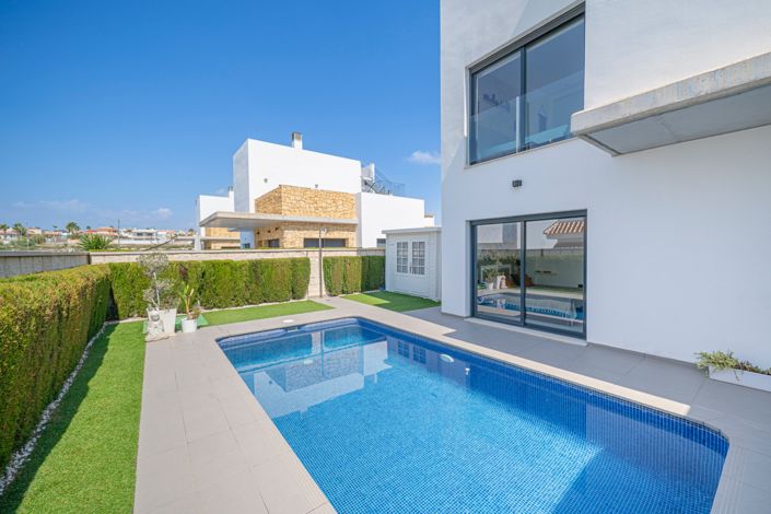 Image No.3-3 Bed Villa for sale