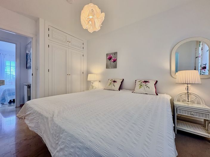 Image No.10-2 Bed Property for sale
