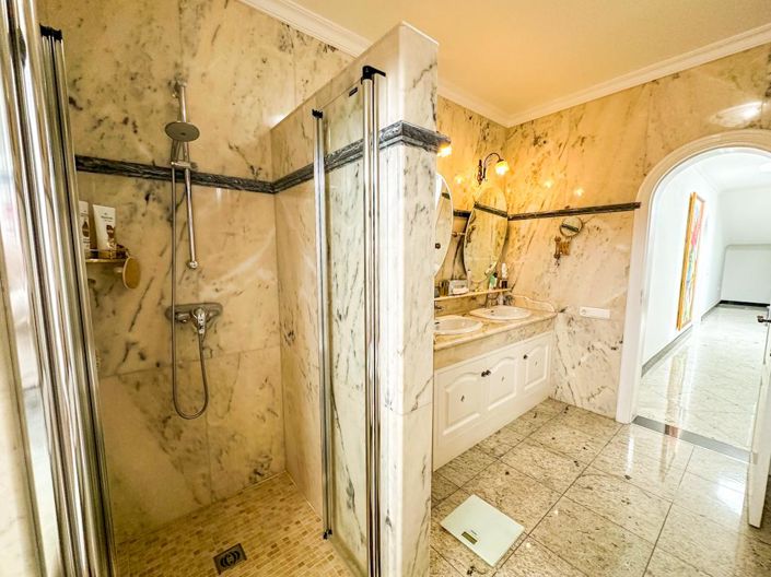 Image No.15-6 Bed Villa for sale