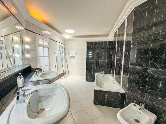Image No.45-10 Bed Villa for sale