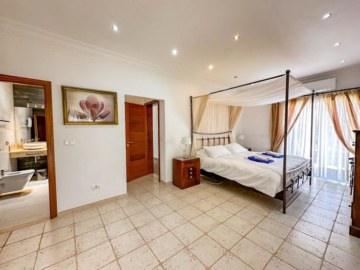 Image No.16-10 Bed Villa for sale