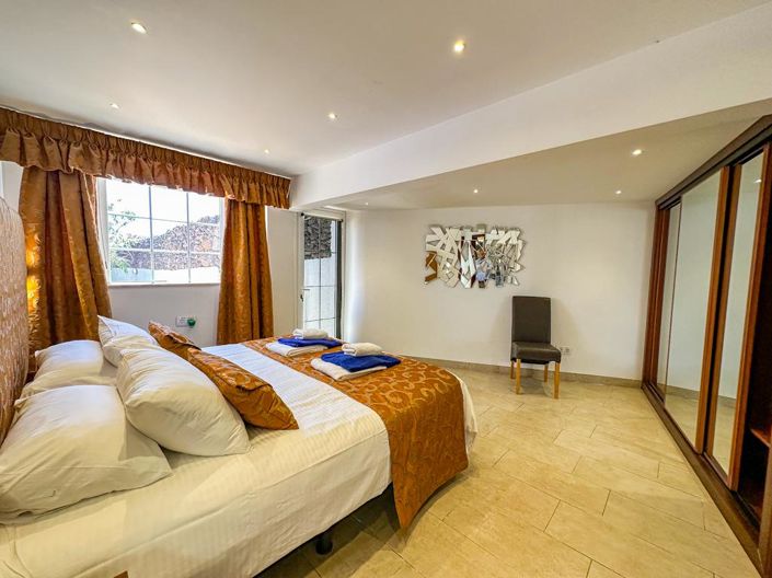 Image No.18-10 Bed Villa for sale