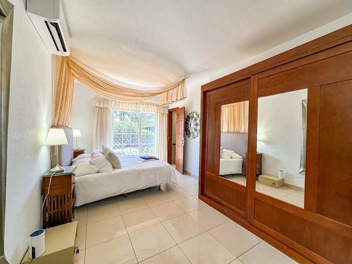Image No.20-10 Bed Villa for sale