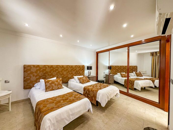 Image No.21-10 Bed Villa for sale