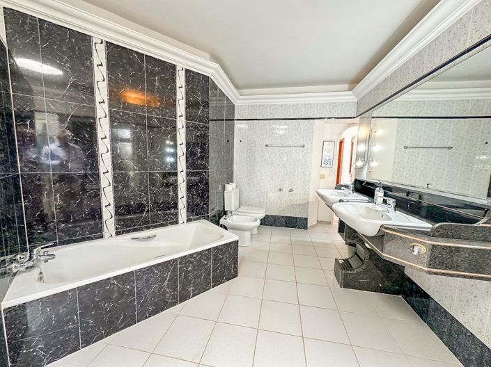 Image No.35-10 Bed Villa for sale