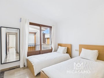 12958lightfilledtownhousewithprivatepoolandou